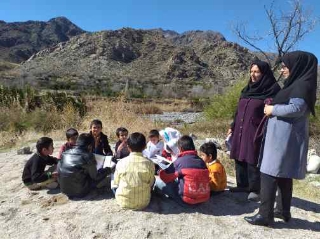 جمع خوانی کودکان در طبیعت